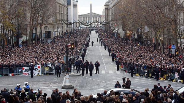 Homenagem ao roqueiro Johnny Hallyday reúne milhares de fãs em Paris