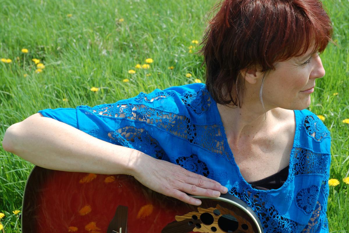Abby Zotz - Singer, Songwriter, Multi-Instrumentalist Shows the Human Side of Music